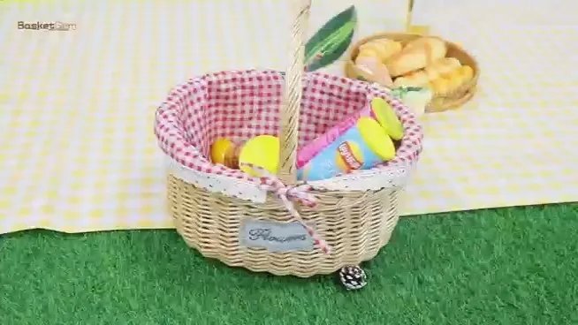 Cesta de picnic de mimbre con forro de cuadros rojos y asas redondeadas. 1