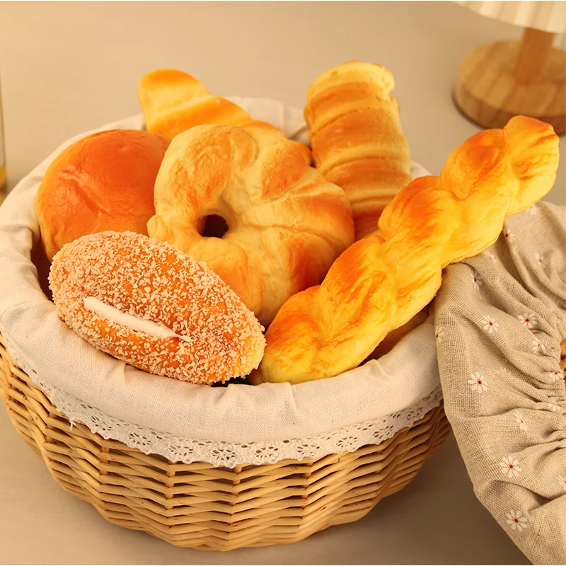 Runder Weidenbrot-Aufbewahrungskorb mit Dekoration im pastoralen Stil. Sammlungskorb in verschiedenen Größen 1