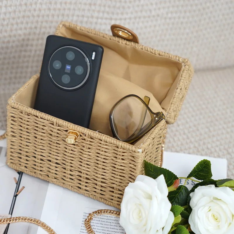 Rattan tas ronde kromme vorm met ijzeren ringen vaste handgreep slim openingsomslag ontwerp met lederen materiaal en ijzeren knop 1