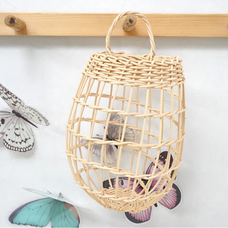 Cesta de pared de ratán con diseño de tallado abierto en dos tamaños con asa redonda y curva Cesta colgante de pared de ratán tejido multiusos 1