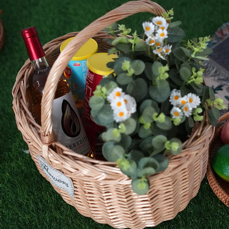 Cesta de picnic de mimbre estilo Ins. Tiene una gran capacidad y es un imprescindible para las salidas primaverales al aire libre. 1