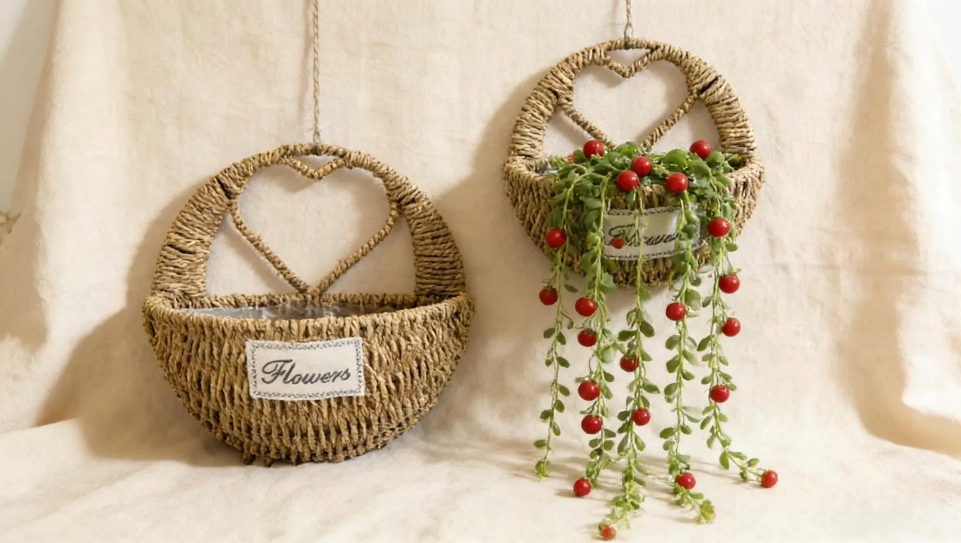 Hartvormige, van stro gevlochten bloemenmand voor aan de muur, wandhanger, wanddecoratie 1