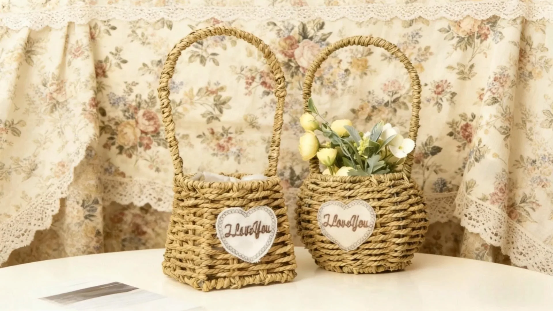 Bloemenmand van stro, met de hand gevlochten, vaas met verse bloemen, decoratie voor op de salontafel. 1