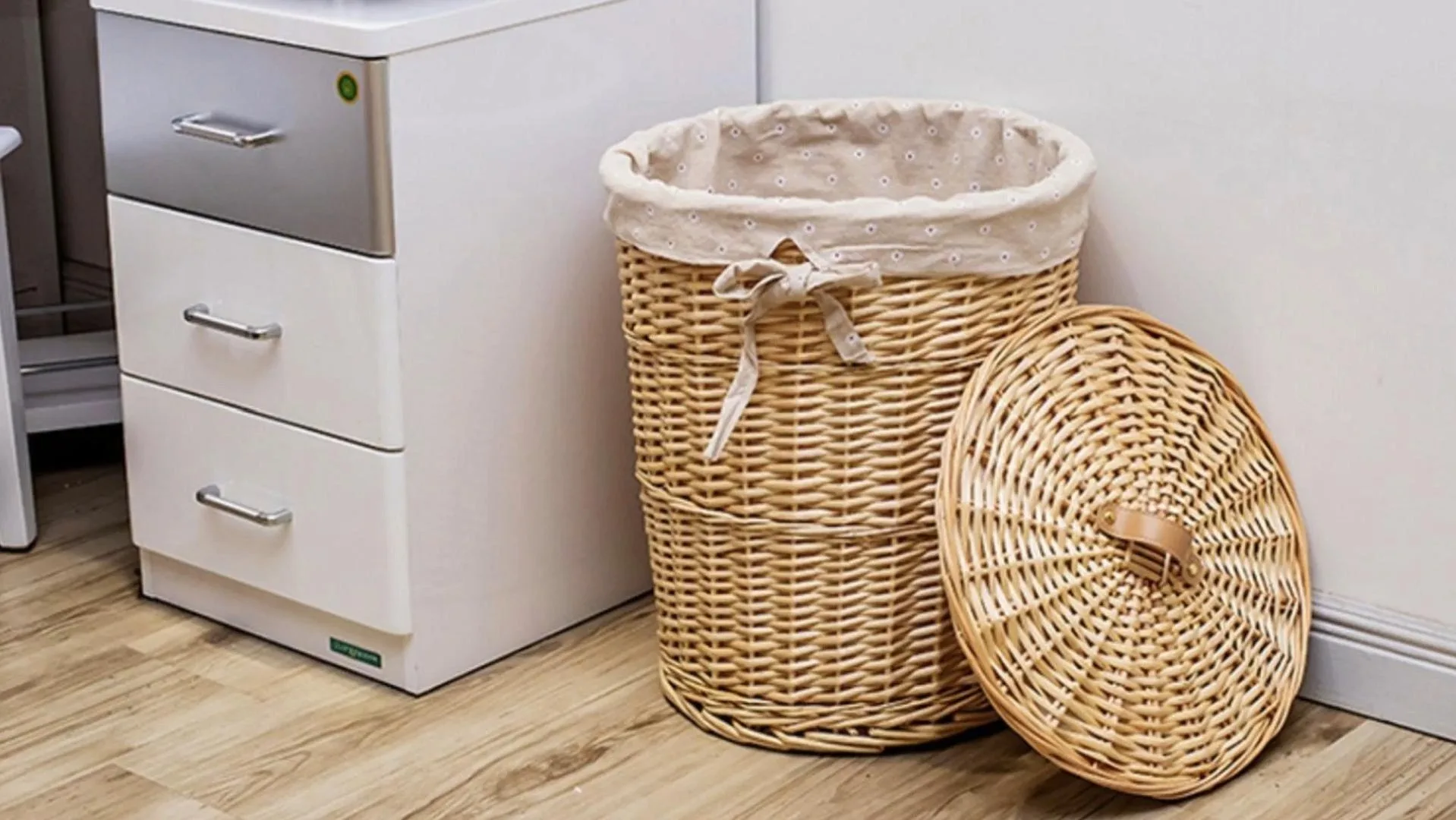 Корзина для стирки ивы пастырского стиля с крышкой и подкладками для отелей 1