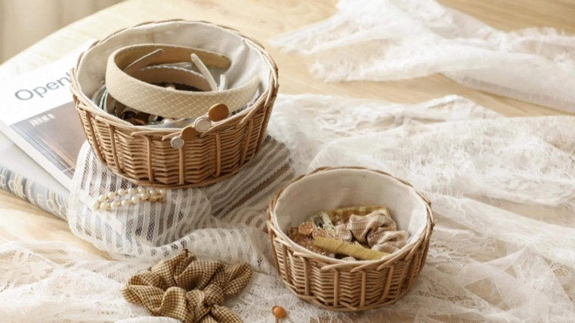 裏地付きの円筒形の籐製収納バスケット - 家庭用収納ソリューション。 1