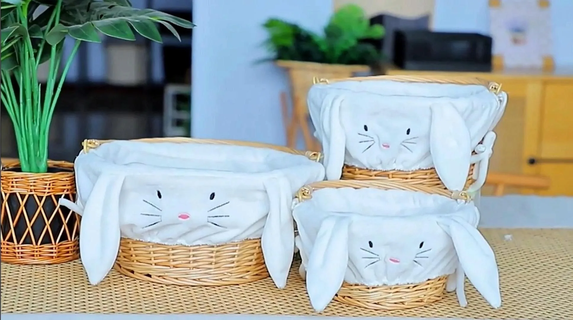 かわいい漫画のウサギの形状ヤナズミの部屋の保管に適した裏地付きの柳の収納バスケット 1