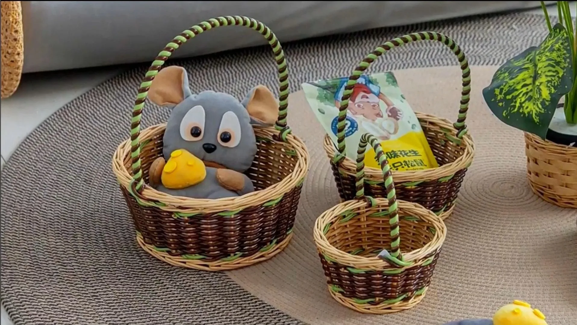 Las cestas de almacenamiento de mimbre se pueden utilizar como cestas de regalo de frutas. 1