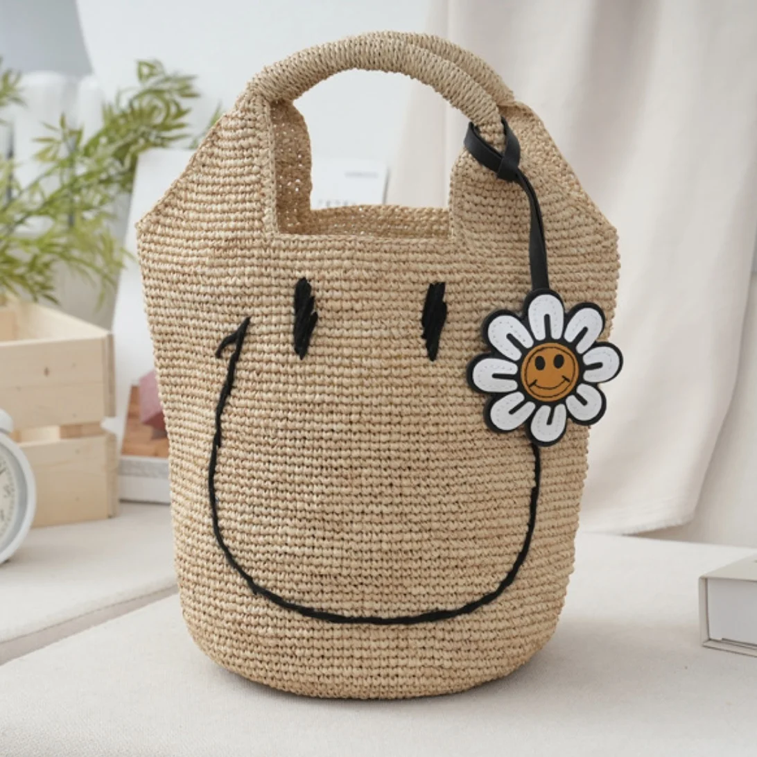 Bolsa de ráfia feita à mão com bordado de carinha sorridente e pingente de flor. Bolsa estilo saco para o verão. Bordado personalizado. 1
