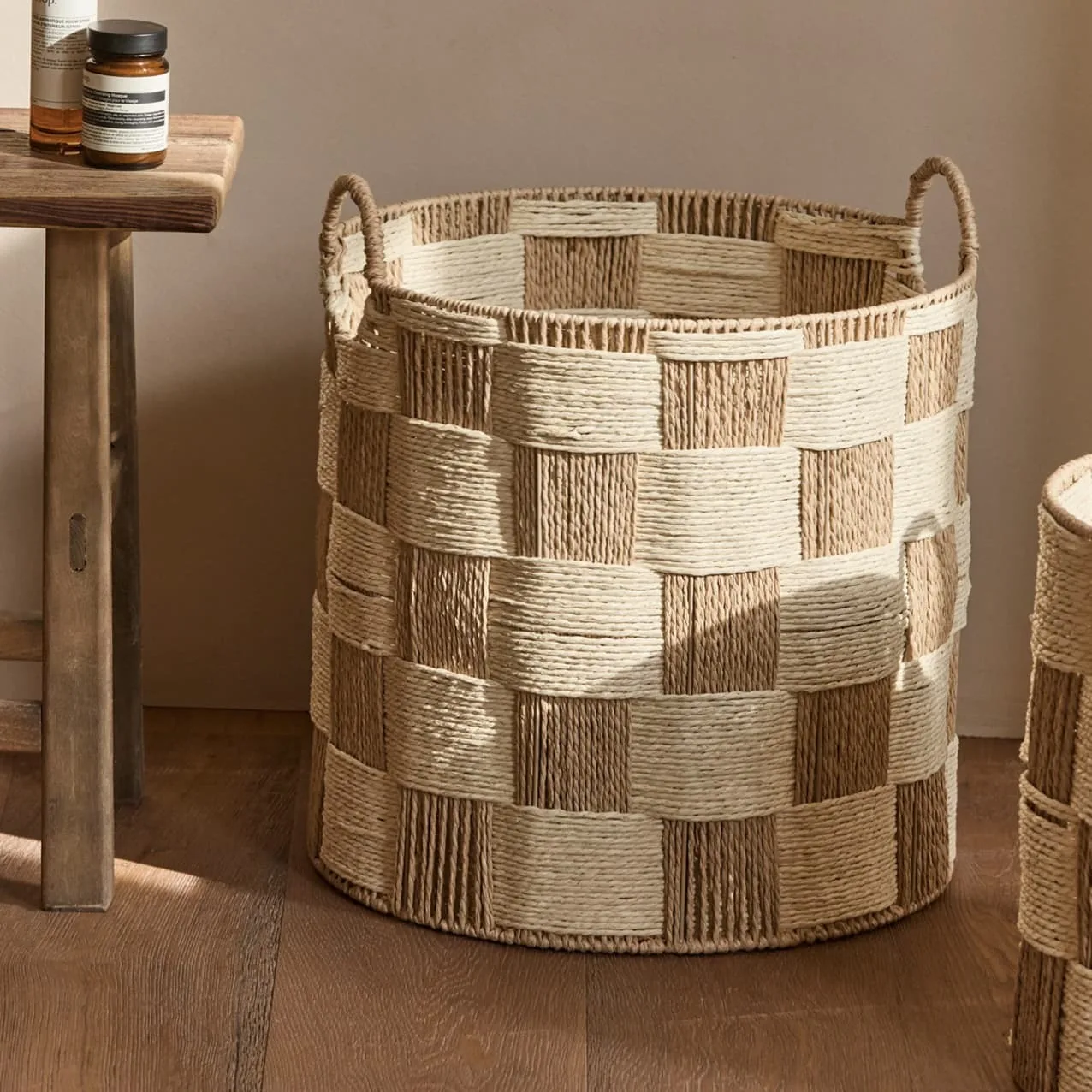Cesto portaoggetti in rattan bicolore a scacchi in stile nordico | Fornitura diretta dalla fabbrica BasketGem 1